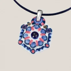 Colgante Nº 3 Hexagonal y Cordón de Seda Azul