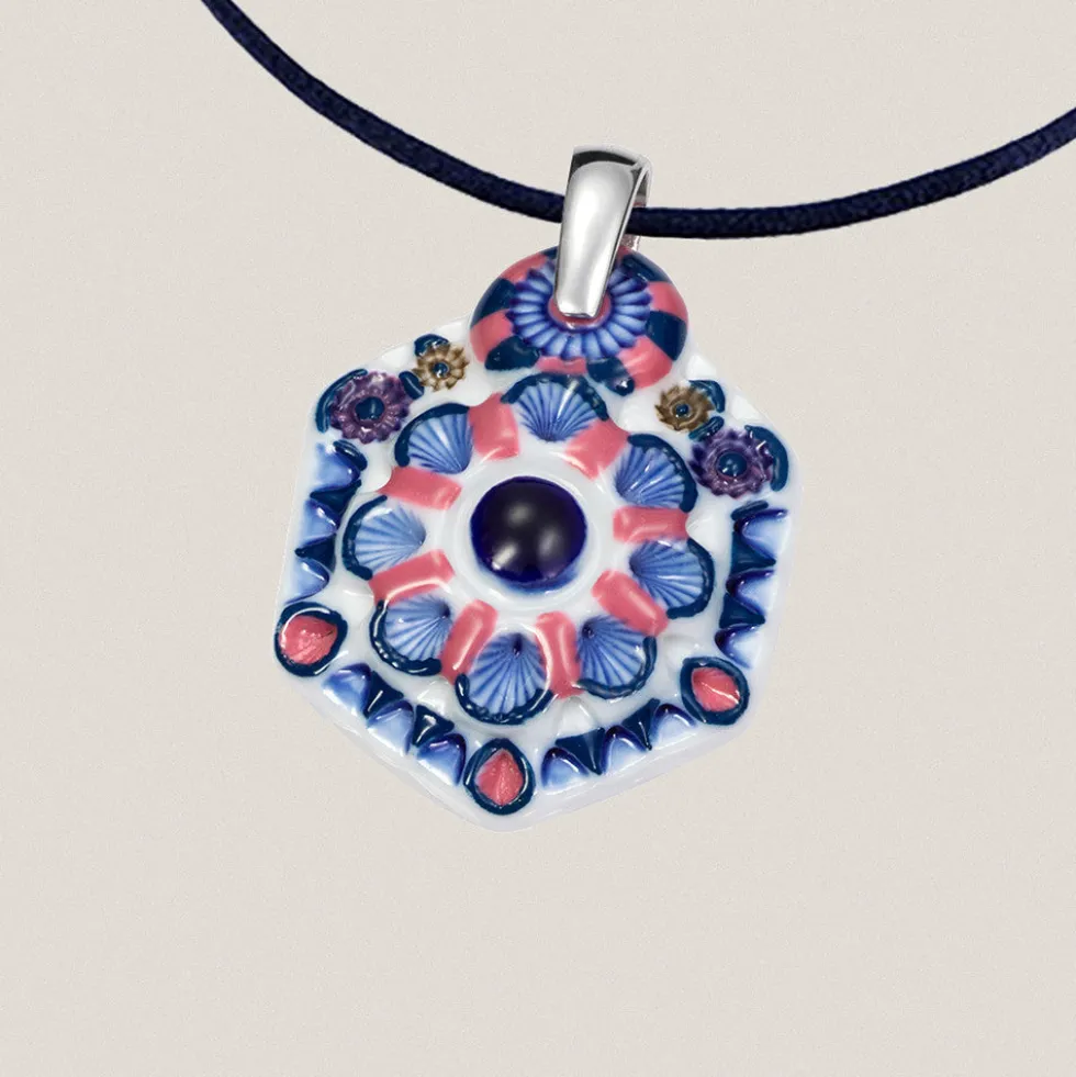 Colgante Nº 3 Hexagonal y Cordón de Seda Azul