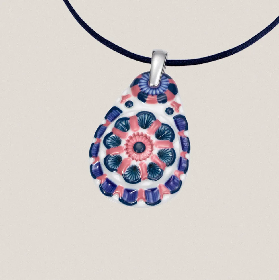 Colgante Nº 3 Oval y Cordón de Seda Azul